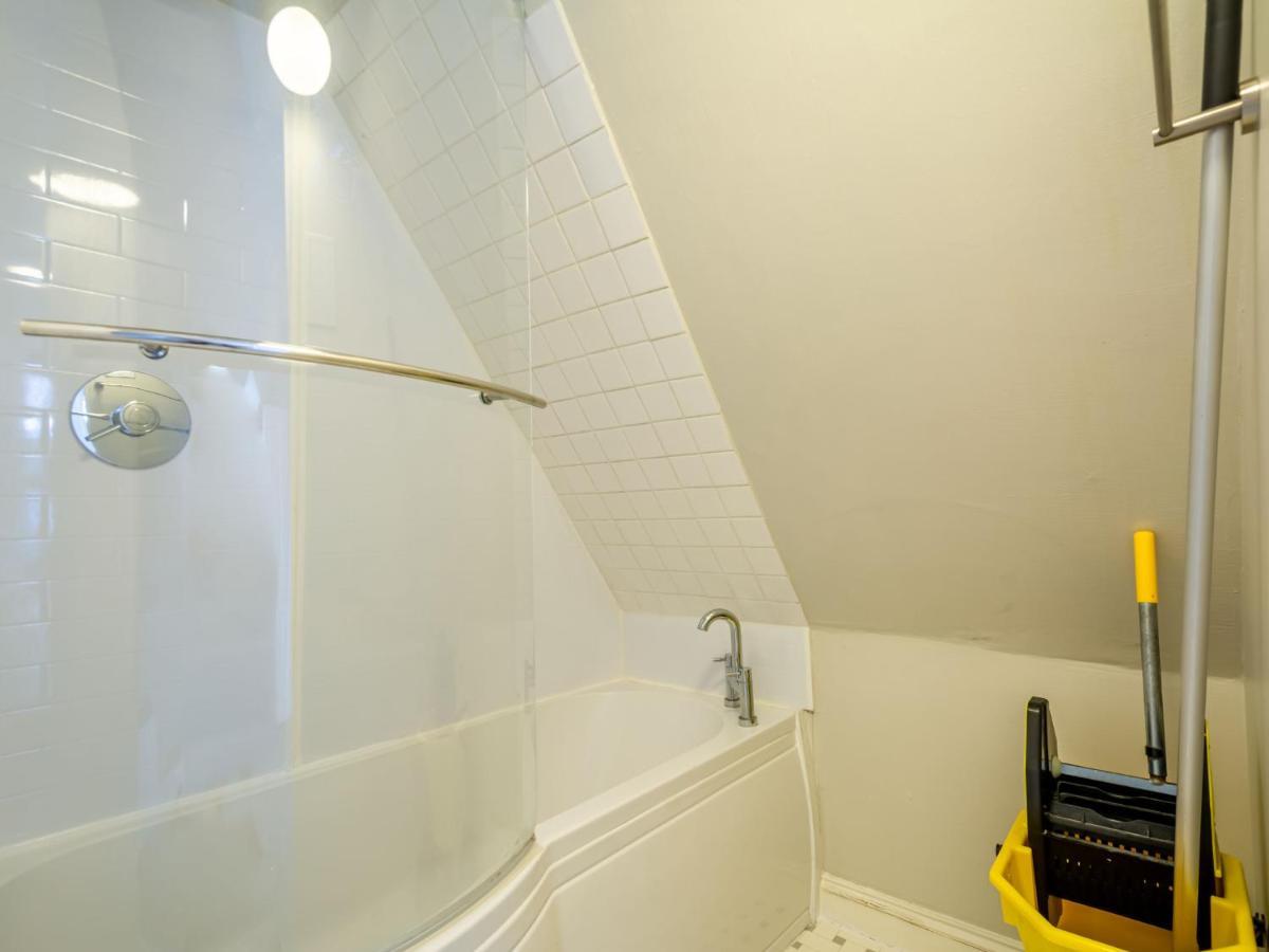 Pass The Keys Renovated Apartment In The Centre Of カンタベリー エクステリア 写真